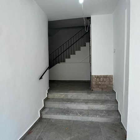 Host Apartament Elio Tiranë Ngoại thất bức ảnh