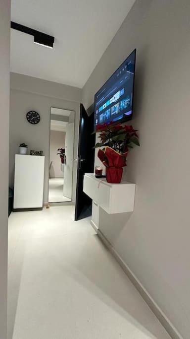 Host Apartament Elio Tiranë Ngoại thất bức ảnh