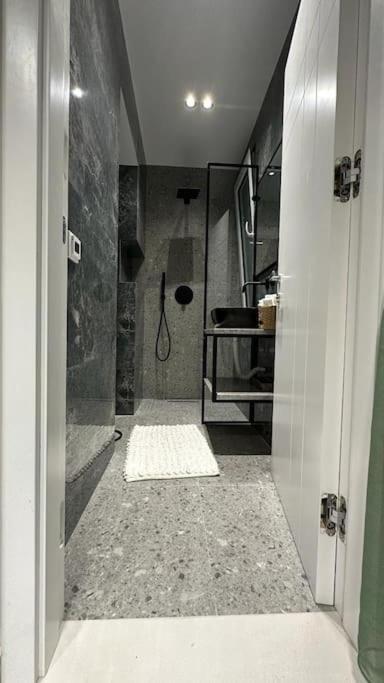 Host Apartament Elio Tiranë Ngoại thất bức ảnh