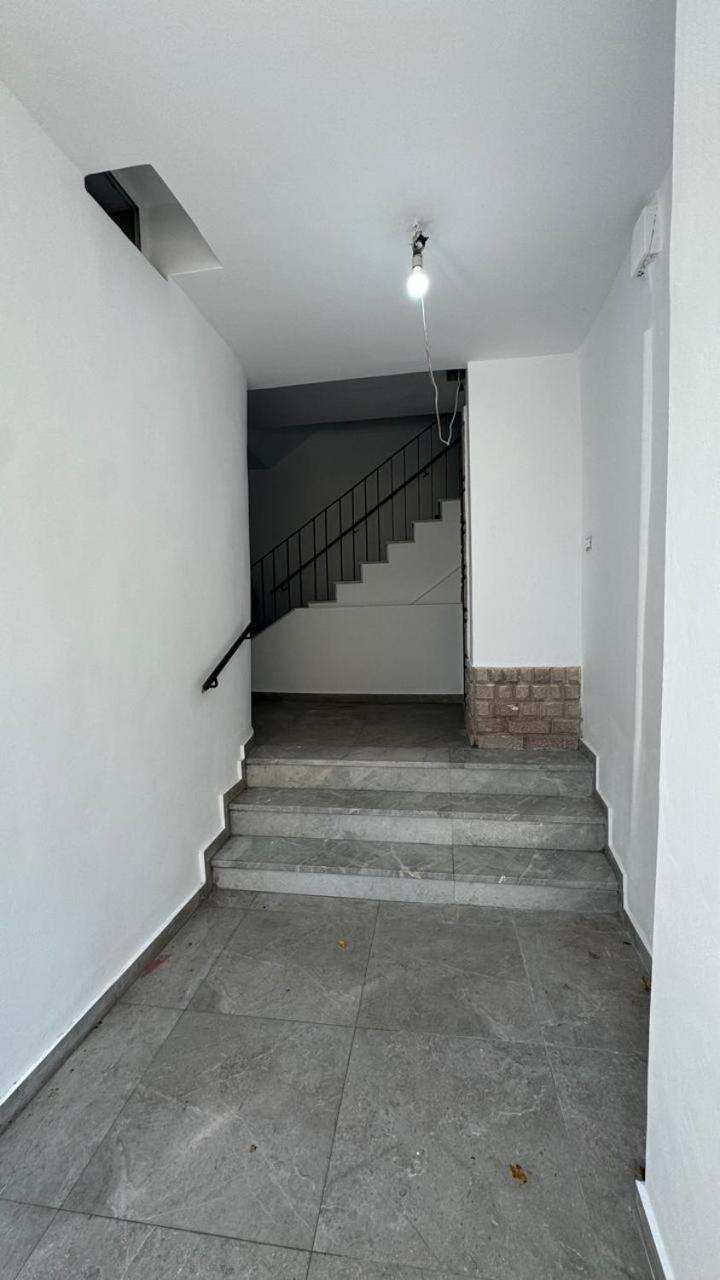 Host Apartament Elio Tiranë Ngoại thất bức ảnh