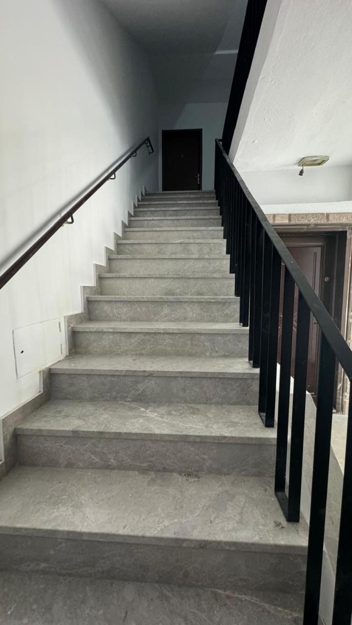 Host Apartament Elio Tiranë Ngoại thất bức ảnh