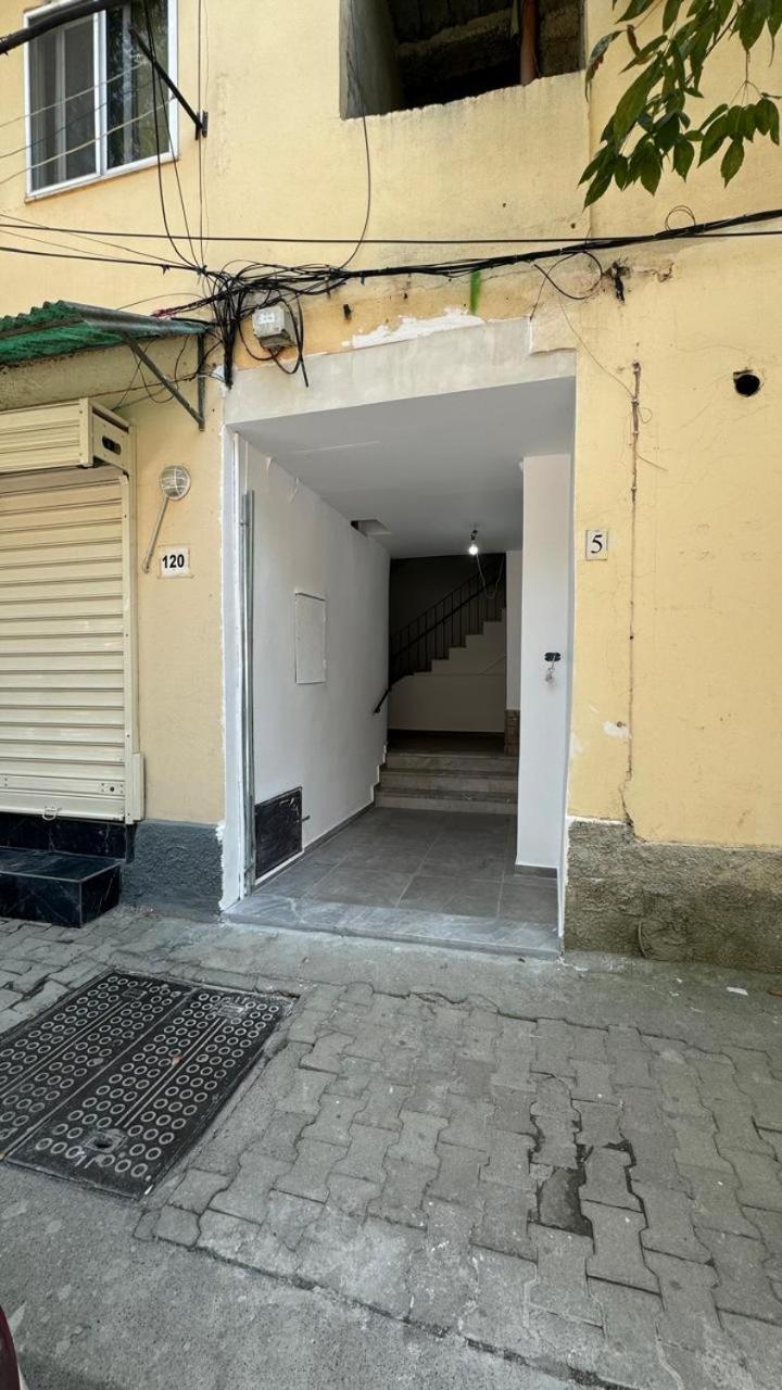Host Apartament Elio Tiranë Ngoại thất bức ảnh