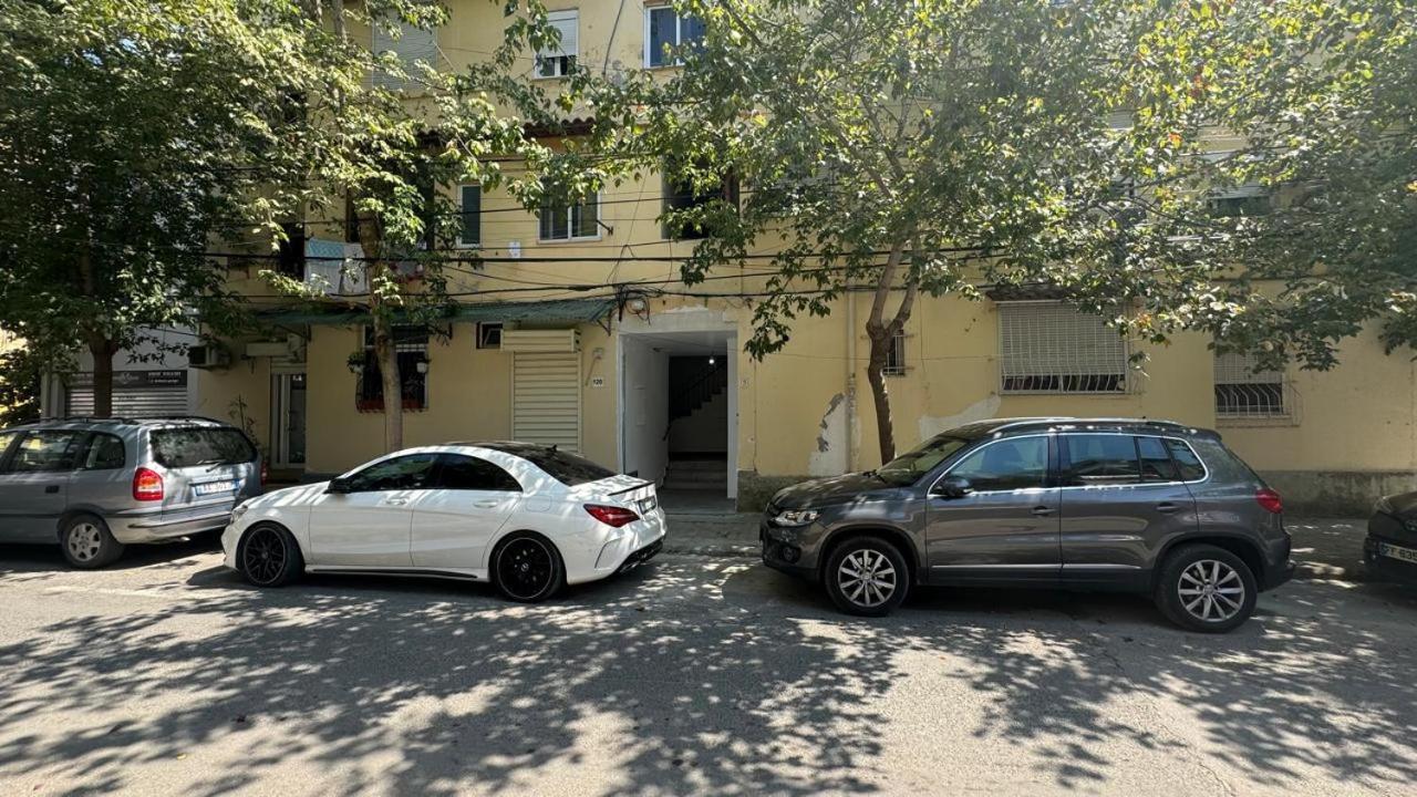 Host Apartament Elio Tiranë Ngoại thất bức ảnh